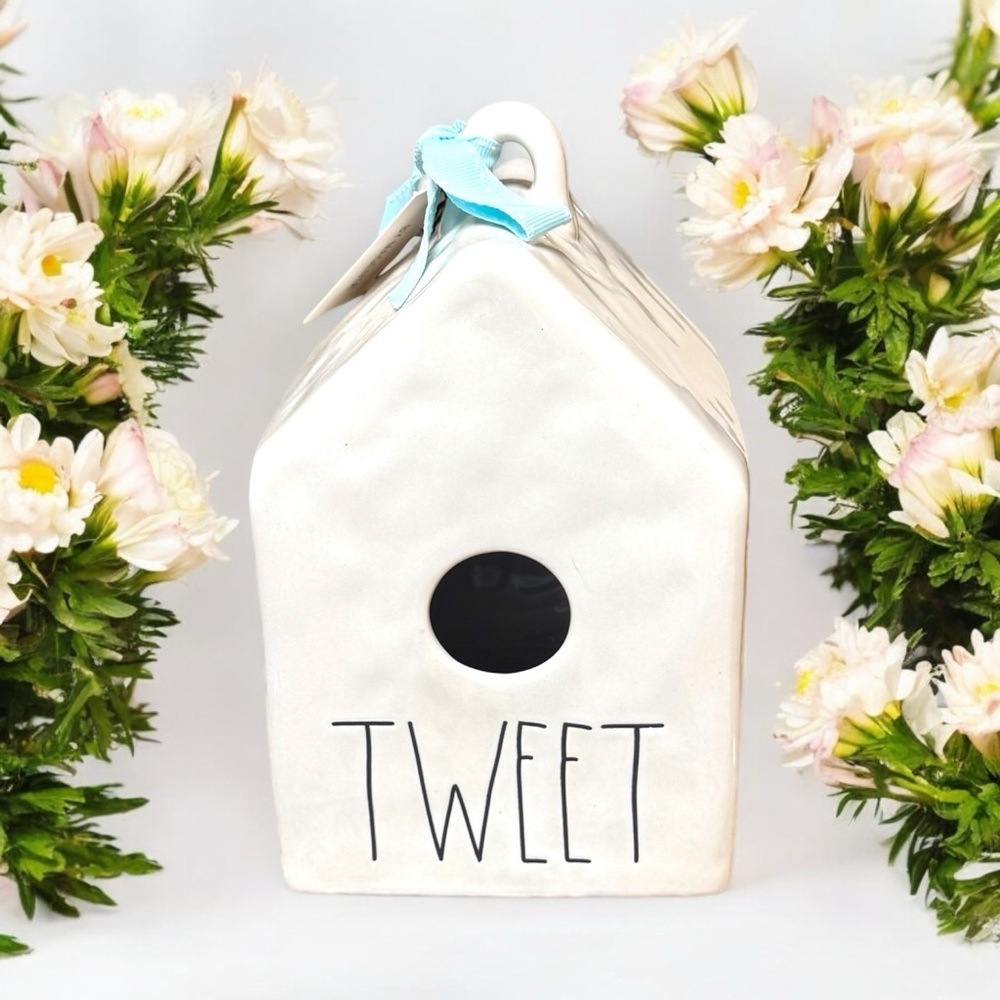 NWT Rae Dunn TWEET Birdhouse
CERAMIC Brand New Collectible Ceramic Birdhouse NEW - Picture 13 of 15